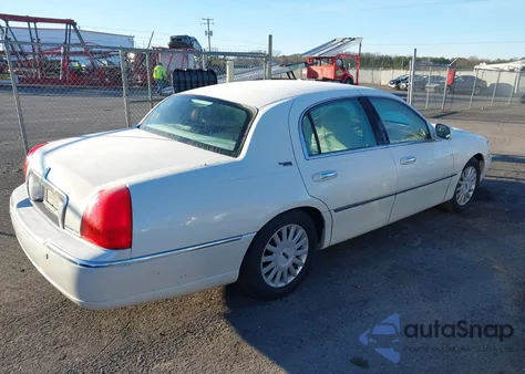 2005 Lincoln Town Car Signature Limited from USA, damaged, VIN 1LNHM82W65Y637633